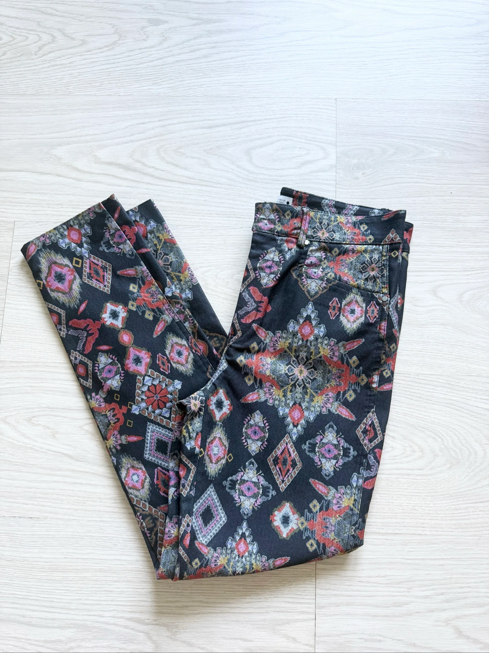 Calça slim preta e multicolorida com estampa Zara tamanho 36 S – photo 2